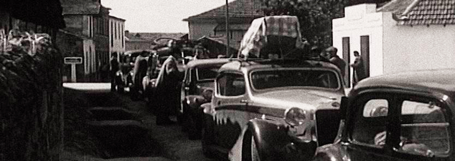 Fila de carros na fronteira de Vilar Formoso no final de junho de 1940 - Frame retirado do filme “Refugiados Estrangeiros em Portugal”, de George Rony, 1940. © 1940 George Rony