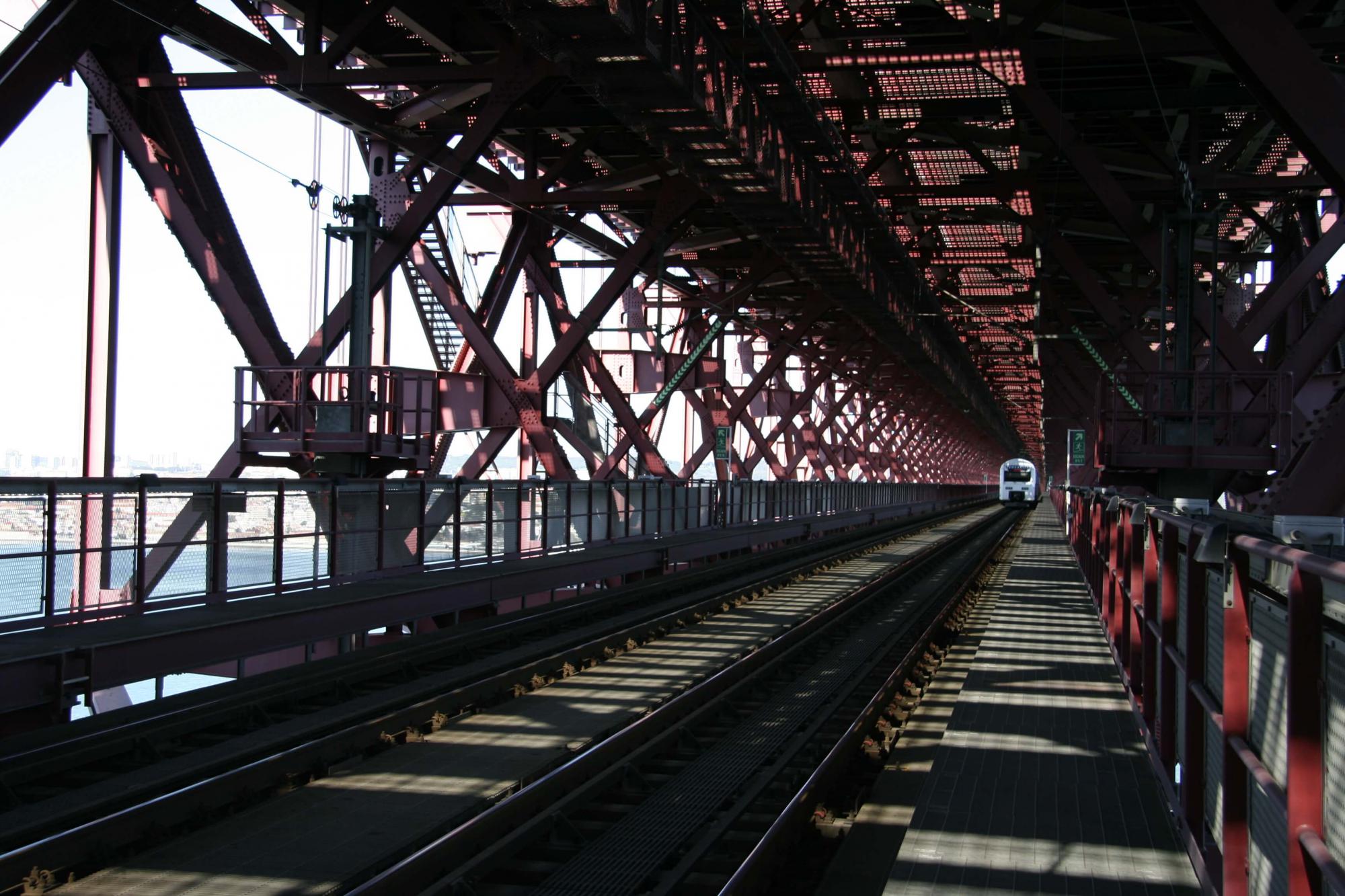 Inauguração da travessia ferroviária pela Ponte 25 de Abril