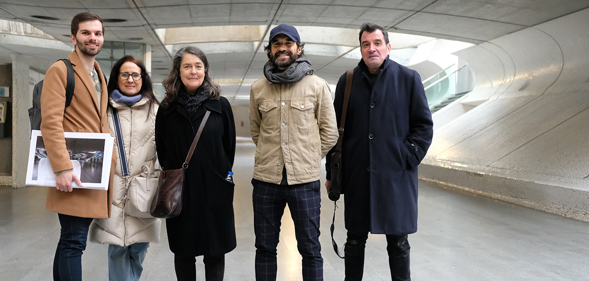 Paula Azevedo e participantes na visita à Gare do Oriente.