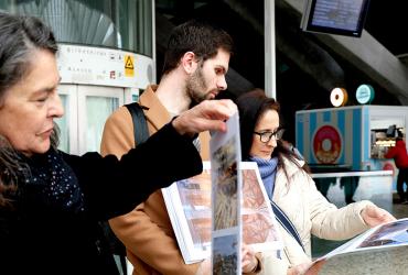 Paula Azevedo mostra figuras e imagens da estação aos participantes do evento.