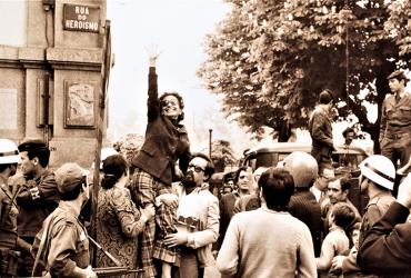Fotografia na Exposição "Olhares de Abril" na Estação de S. Bento, no Porto