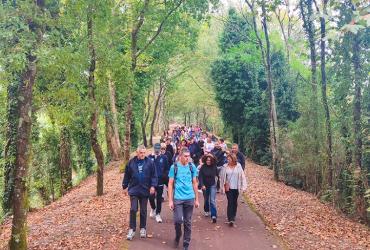 Fotografia do grupo durante caminhada ao Ramal de Monção