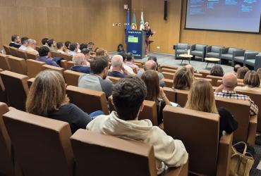 Palestrante a discursar no auditório da IP